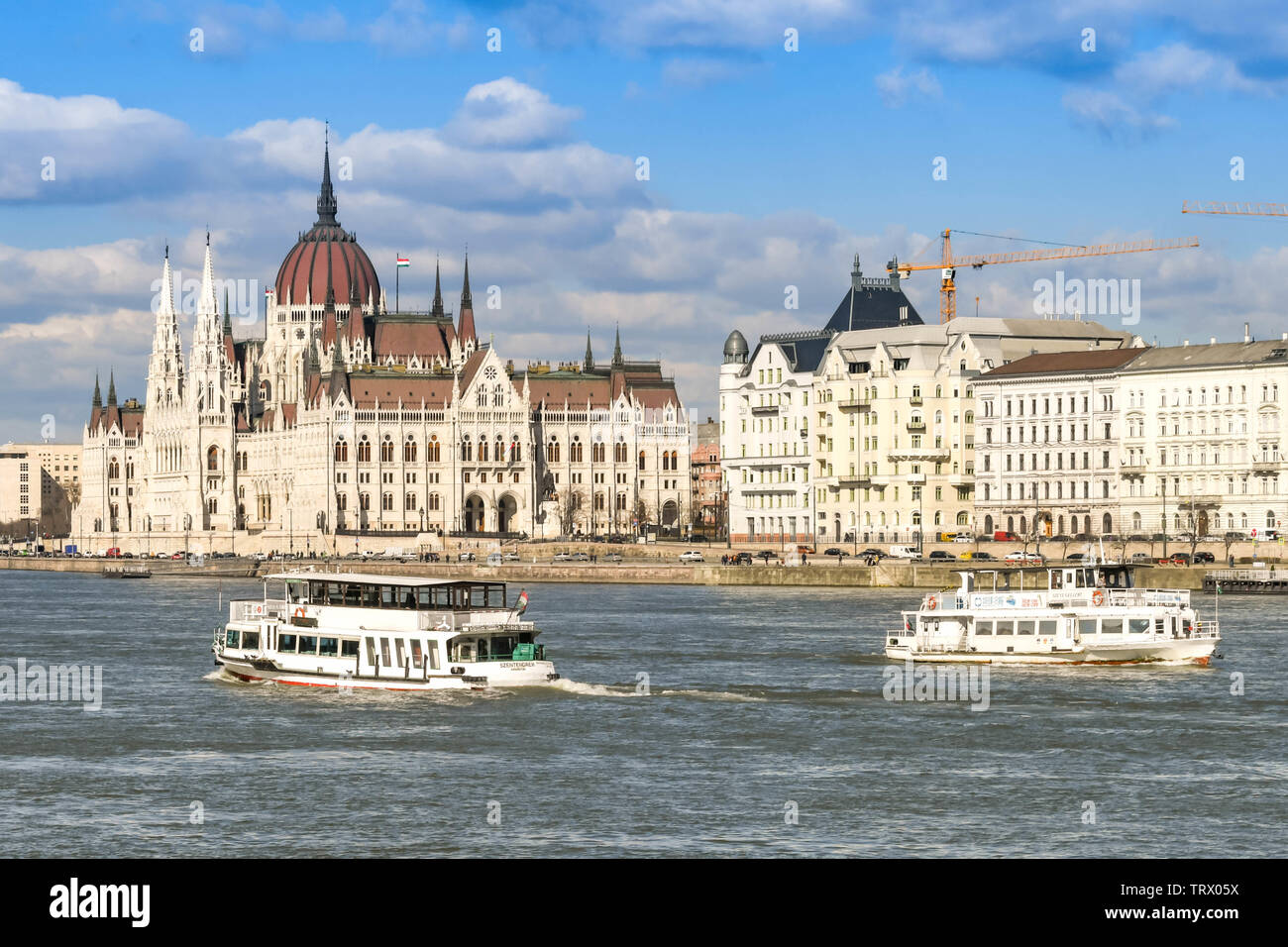 BUDAPEST, HONGRIE - Mars 2018 : Deux petits bateaux de croisière touristique visite touristique passant sur le bord du Danube, dans le centre-ville de Budapest. Banque D'Images