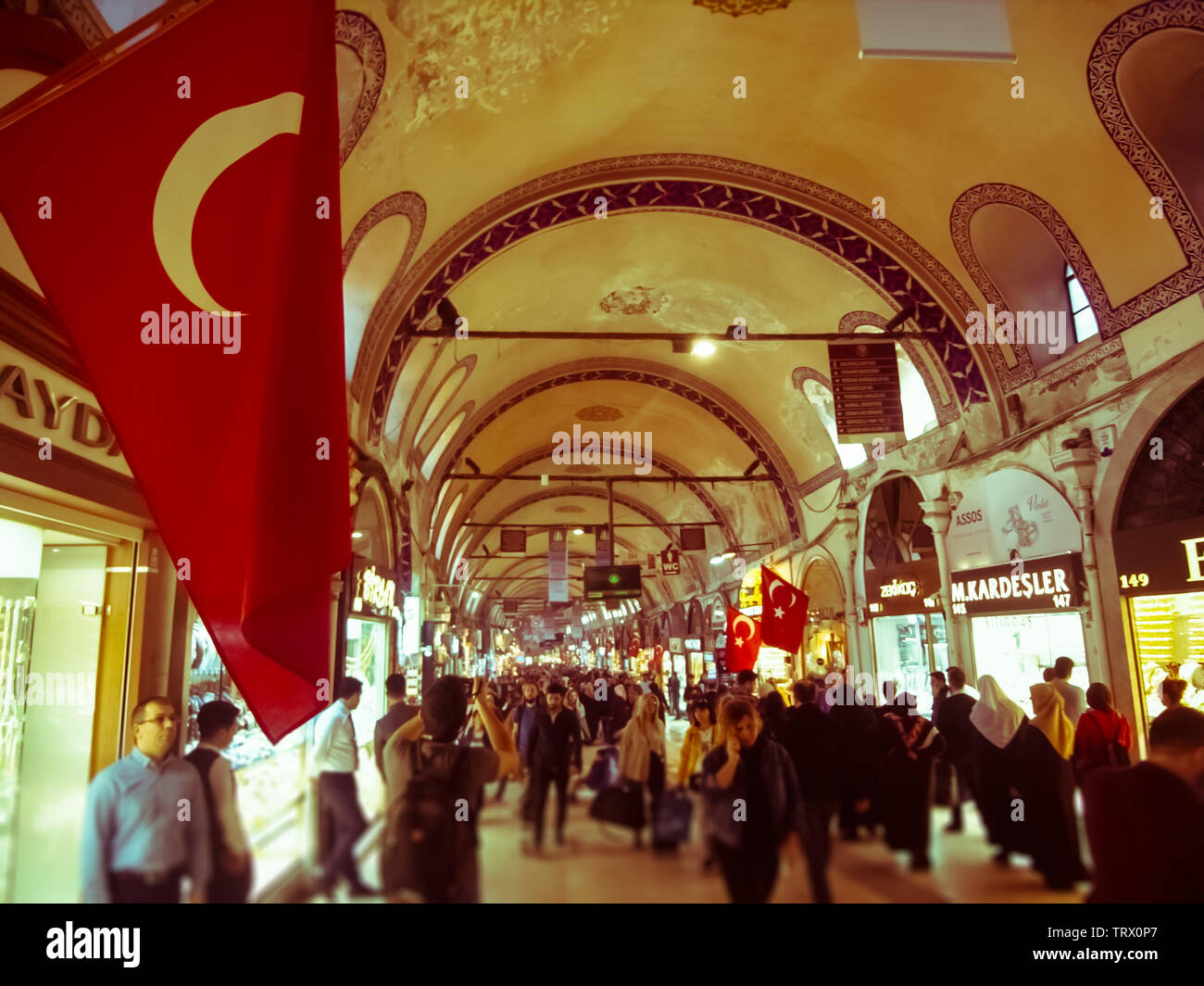 Bazar Egyptien ou marché aux épices. Personnes à pied et faire du shopping à l'intérieur les Spice Bazaar (Misir Carsisi) L'un des plus grands bazars à Istanbul, Turquie. Banque D'Images