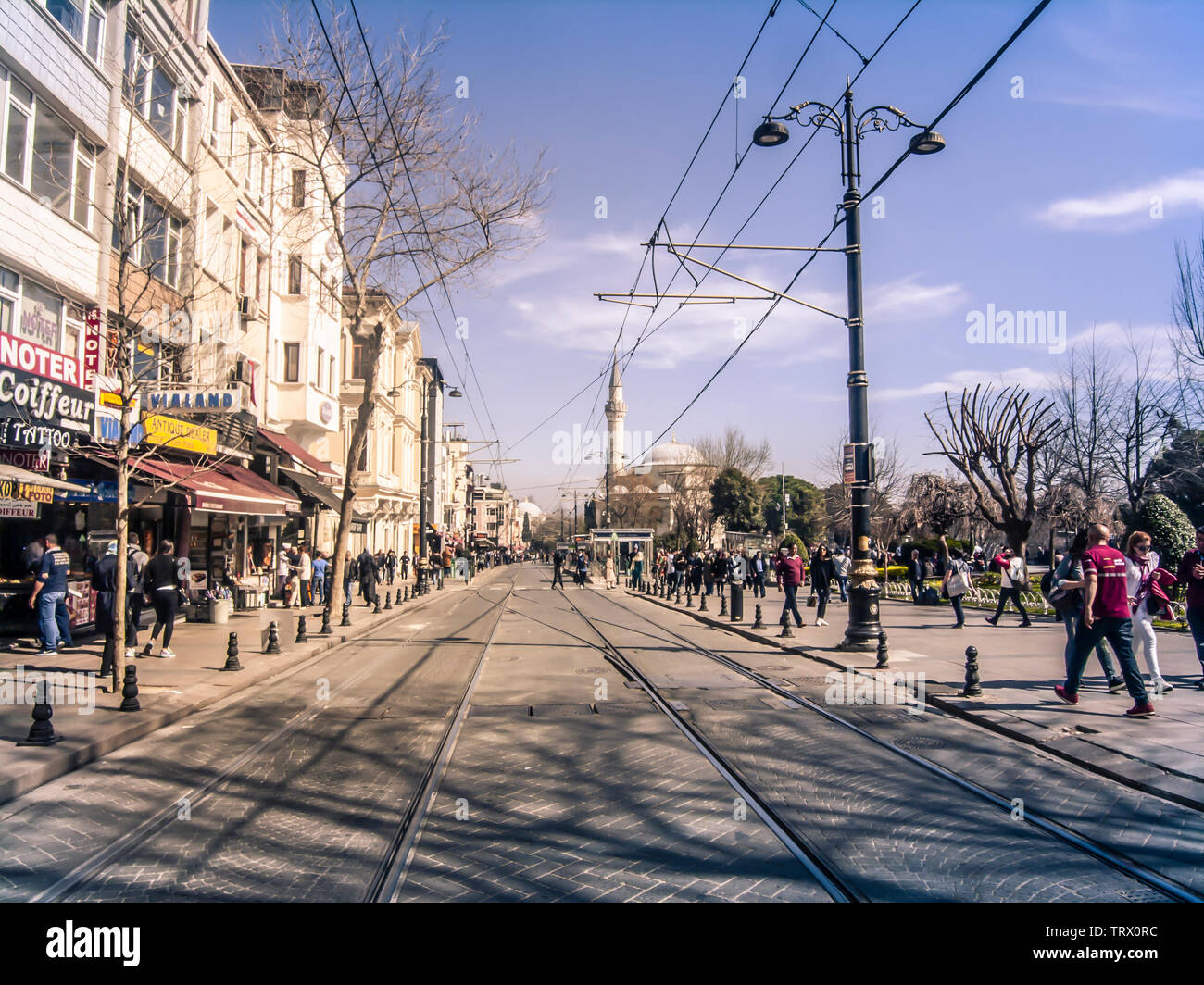 Vue sur rue dans le quartier de Sultanahmet d'Istanbul. La vie quotidienne à Istanbul. Banque D'Images