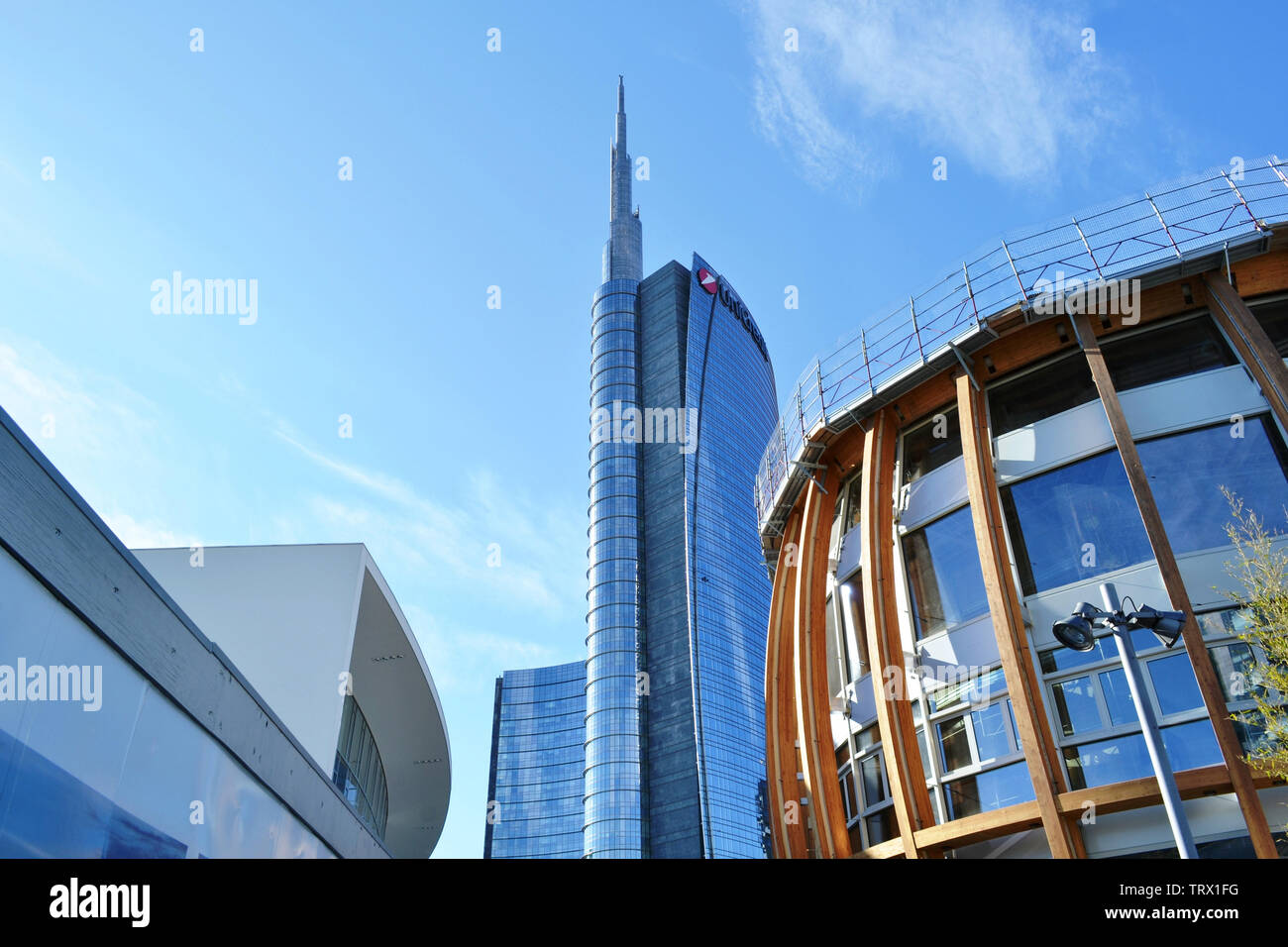 Milan/Italie - Mars 28, 2015 : vue d'Unicredit futuriste au cours de sa période de construction du Pavillon et Unicredit tour en arrière-plan. Banque D'Images
