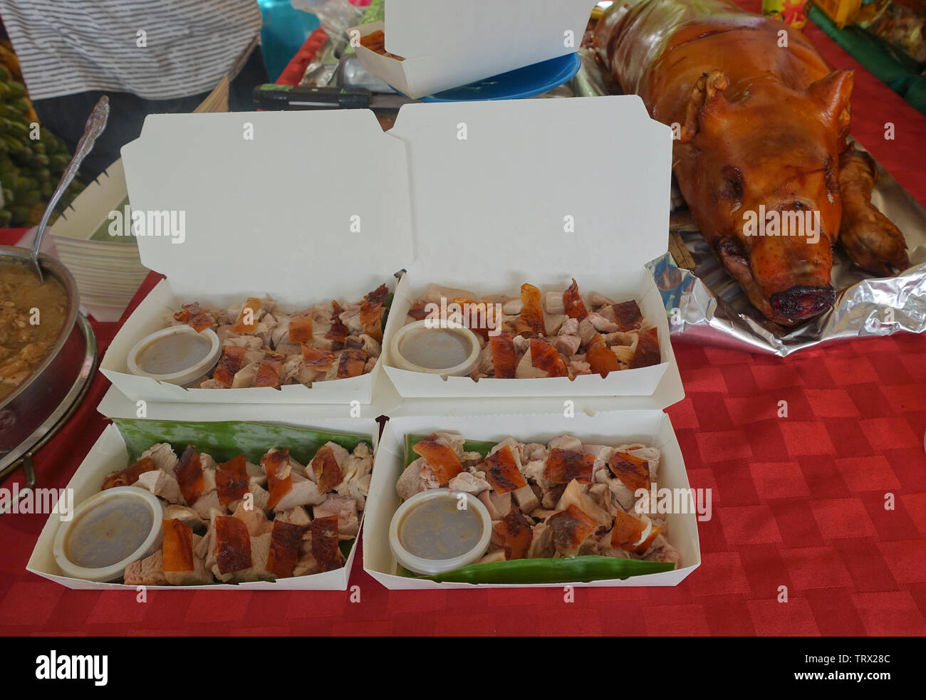 Lechon ou rôti de porc peuvent être achetés dans de petites parties de ce concessionnaire sur le marché du samedi à Salcedo Village. Banque D'Images Lechon ou rôti de porc peuvent être achetés dans de petites parties de ce concessionnaire sur le marché du samedi à Salcedo Village. Banque D'Images