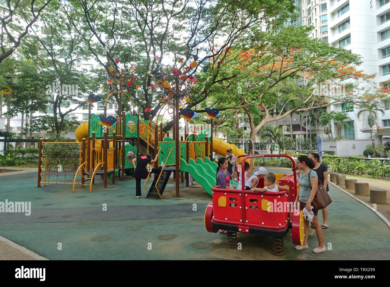 Les sont les lieux de loisirs pour les enfants de jouer pendant que les parents boutique dans le village de Salcedo marché le samedi. Banque D'Images