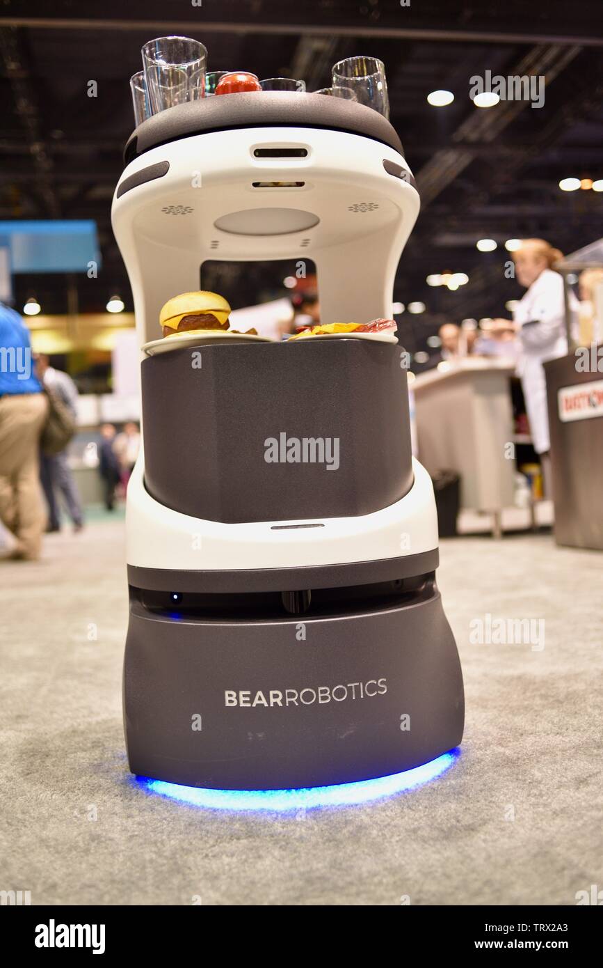 Bear Robotics Penny, un robot autonome de la restauration avec  l'intelligence artificielle, à l'échelon National Restaurant Association  Show à Chicago, Illinois, États-Unis Photo Stock - Alamy