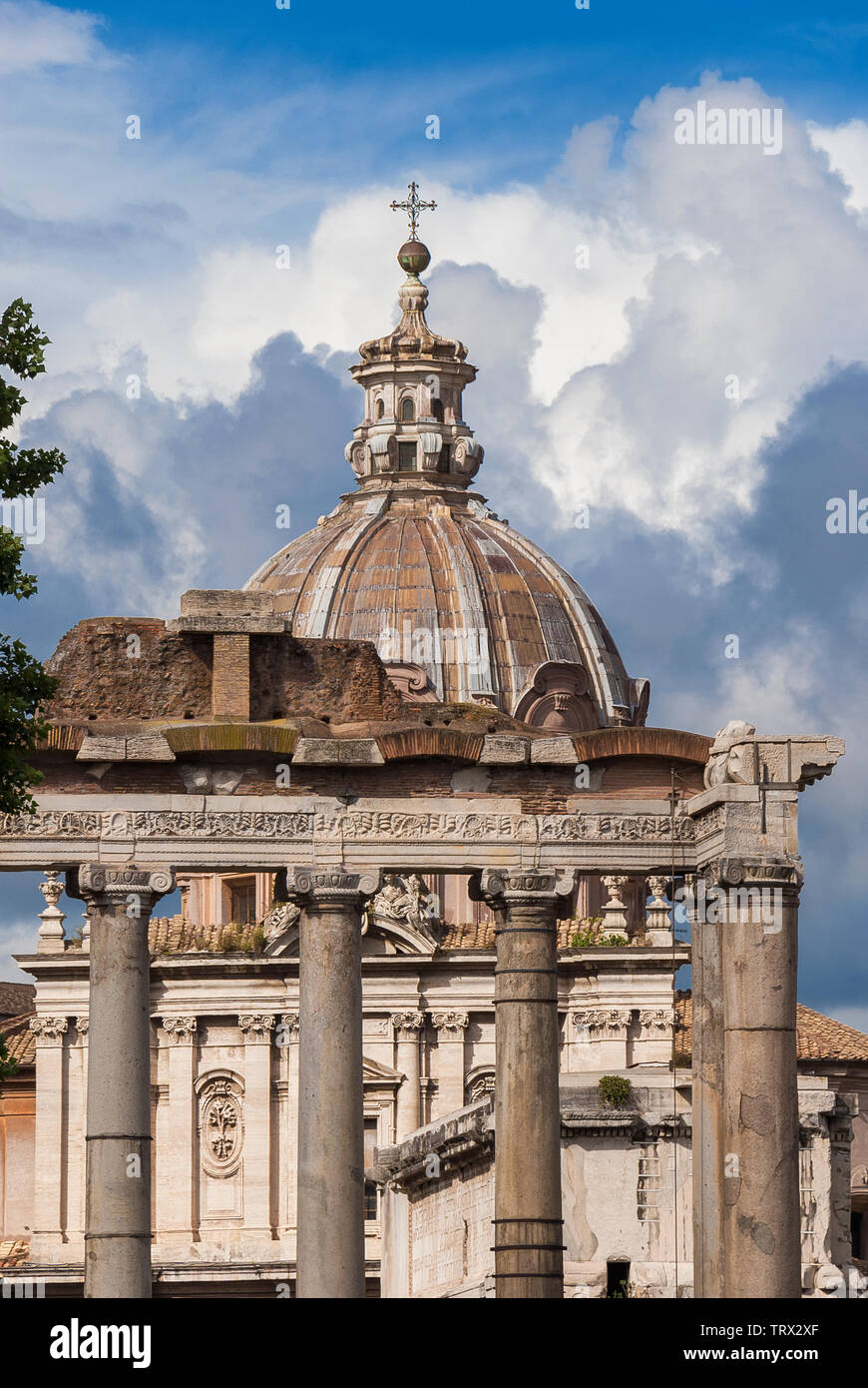 L'architecture ancienne à Rome. Ruines du temple romain et la vieille église baroque Banque D'Images