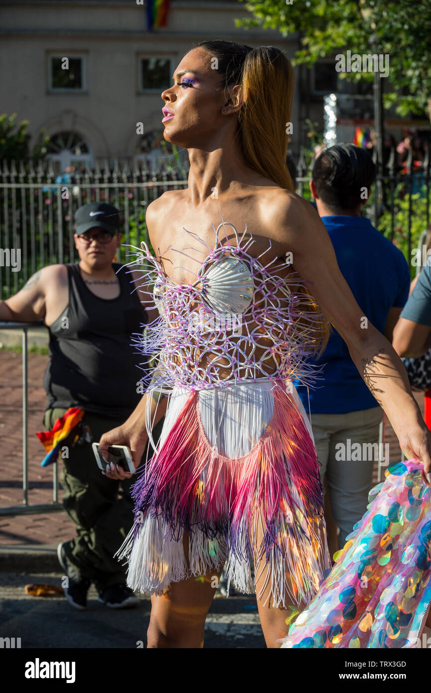 NEW YORK - 25 juin 2017 : une femme transgenre porte une tenue que elle passe les foules à la gay pride parade dans le village. Banque D'Images