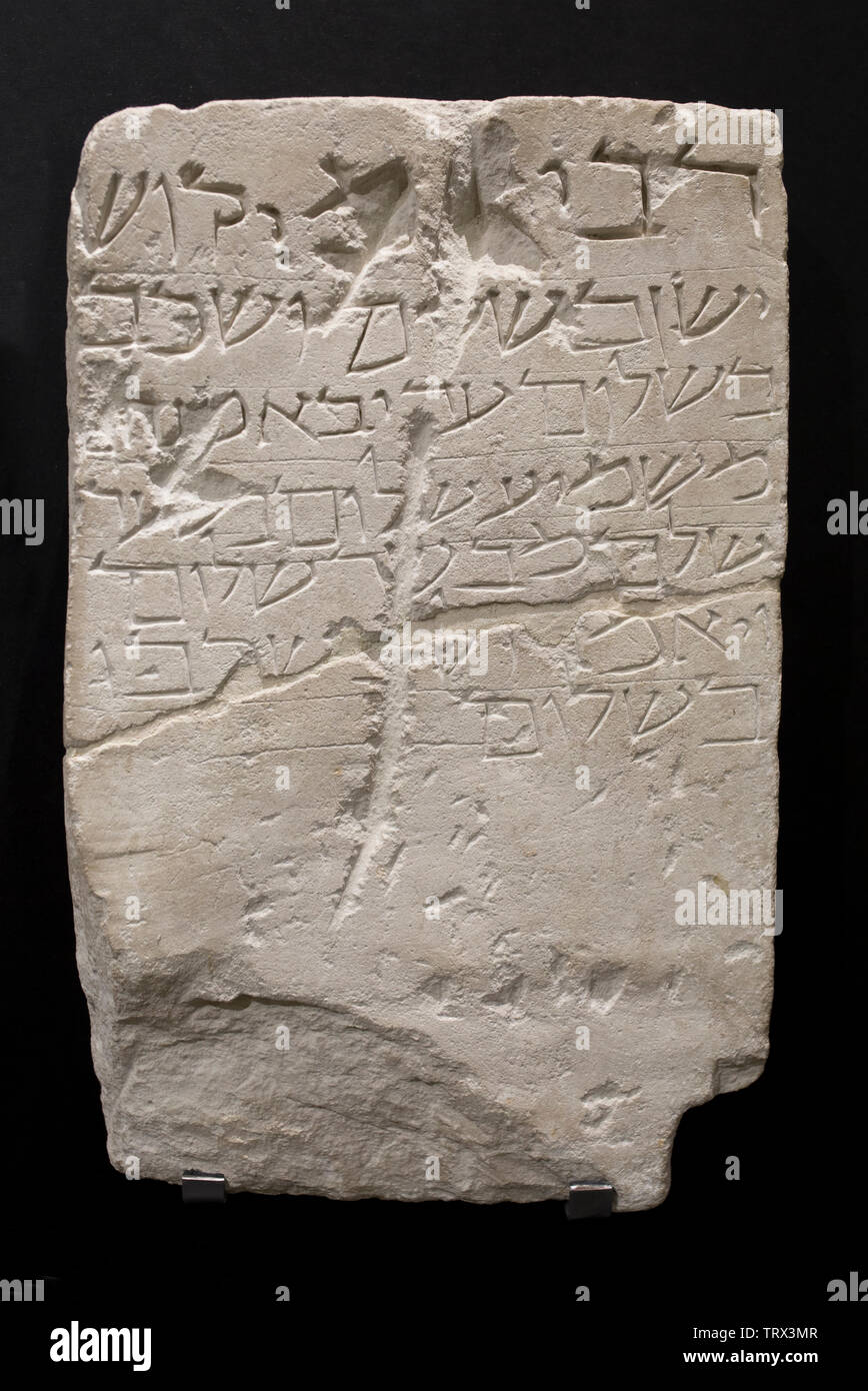 Cordoue, Espagne - Décembre 7th, 2018 : pierre tombale de Rabi Amicos. 12ème siècle AC, calcaire, Lucena, Cordoba. Musée Archéologique, Espagne Banque D'Images