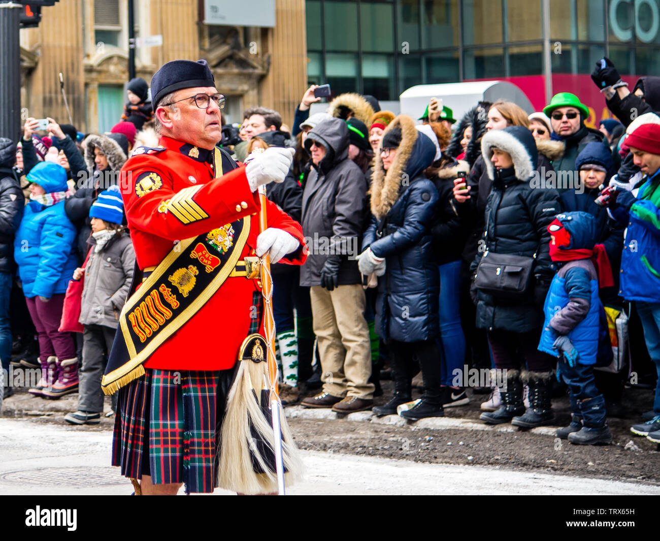 Avec la fanfare de parade en uniforme le jour de Saint Patrick au centreville de Montréal Photo