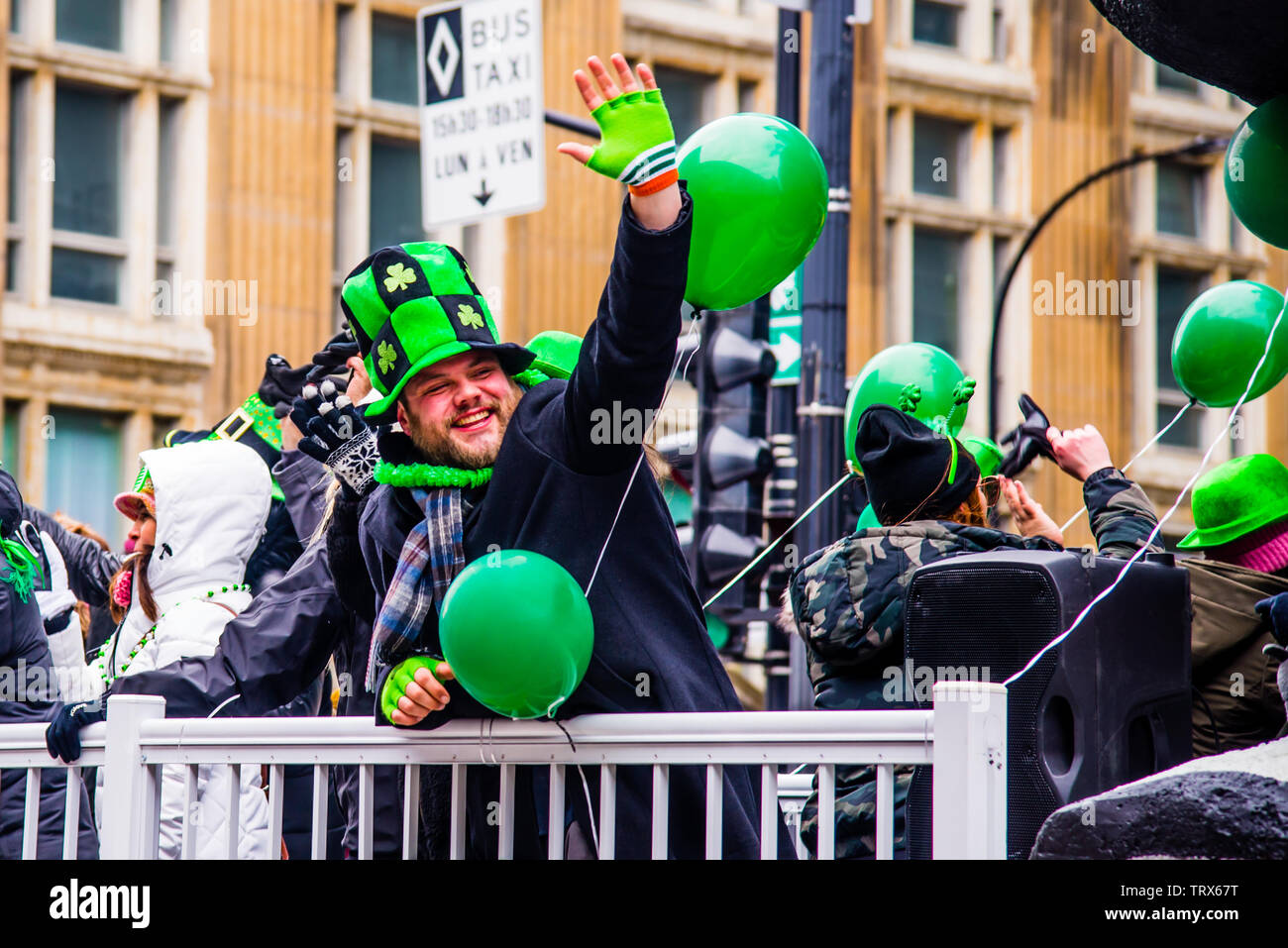 Personnes avec chapeau vert profitant de la Saint Patrick Day Parade au centre-ville de Montréal Banque D'Images