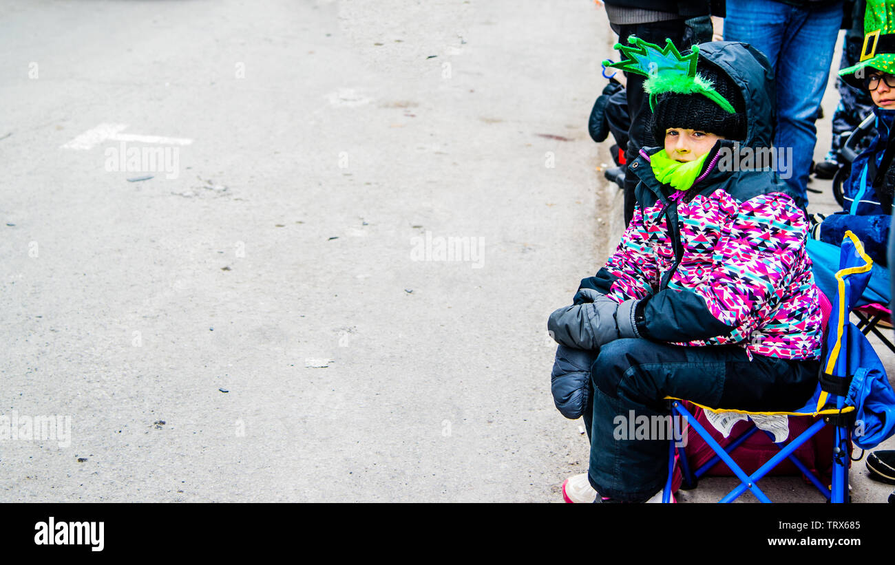 Fille avec chapeau vert en attente de la Saint Patrick Day parade au centre-ville de Montréal Banque D'Images