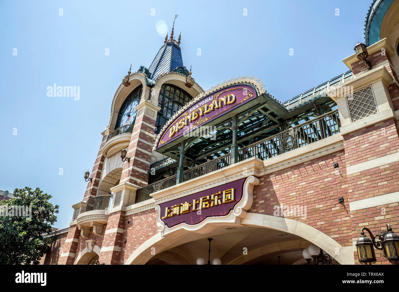 Shanghai, Chine - 17 Avril 2018 : passage de l'entrée du Disneyland de Shanghai. Banque D'Images