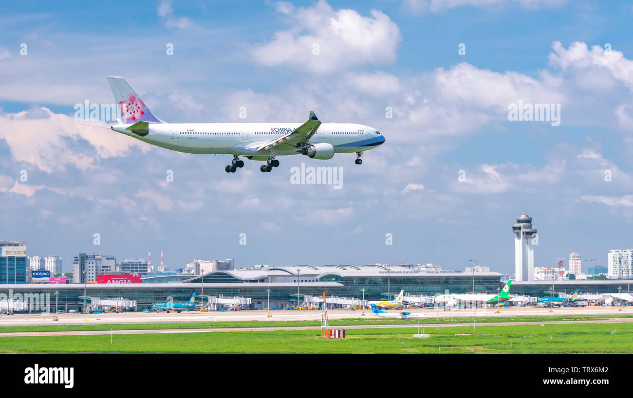 Irplane airbus A330 de la compagnie China Airlines survolant les zones urbaines se préparer à l'atterrissage à l'Aéroport International de Tan Son Nhat, Ho Chi Minh City, Vietnam Banque D'Images