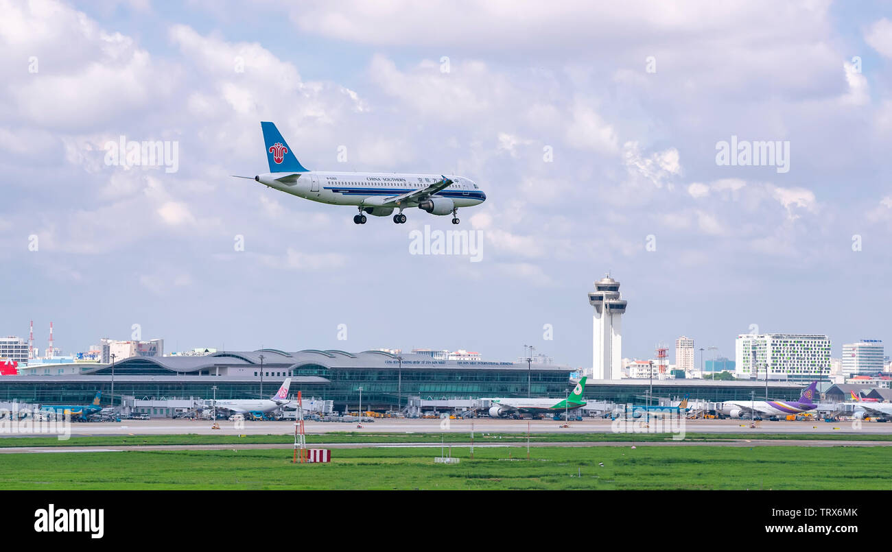Avion airbus A320 China Southern Airlines survolant les zones urbaines se préparer à l'atterrissage à l'Aéroport International de Tan Son Nhat, Ho Chi Minh City, Vietnam Banque D'Images