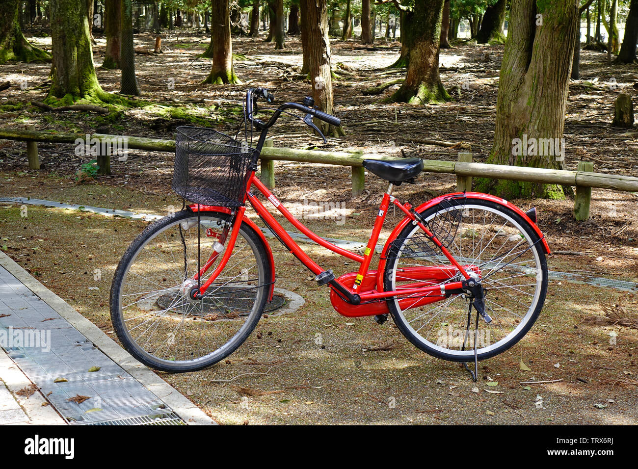 Nara, Japon - Apr 10, 2019. Un parking vélo rouge au parc de la ville de Nara, au Japon. Banque D'Images