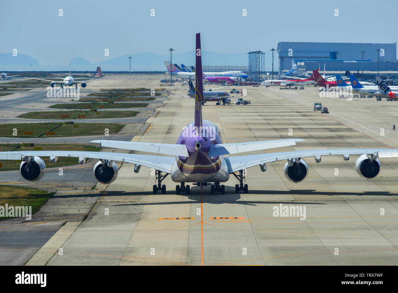 Osaka, Japon - Apr 19, 2019. Thai Airways HS-TUA (Airbus A380) le roulage sur la piste de l'aéroport de Kansai (KIX). L'aéroport situé sur une île artificielle Banque D'Images