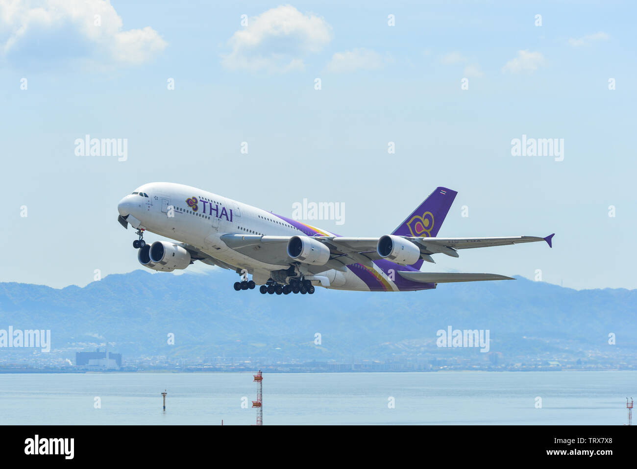 Osaka, Japon - Apr 18, 2019. Thai Airways HS-TUA (Airbus A380), décollant de l'aéroport de Kansai (KIX), à Osaka au Japon. Banque D'Images