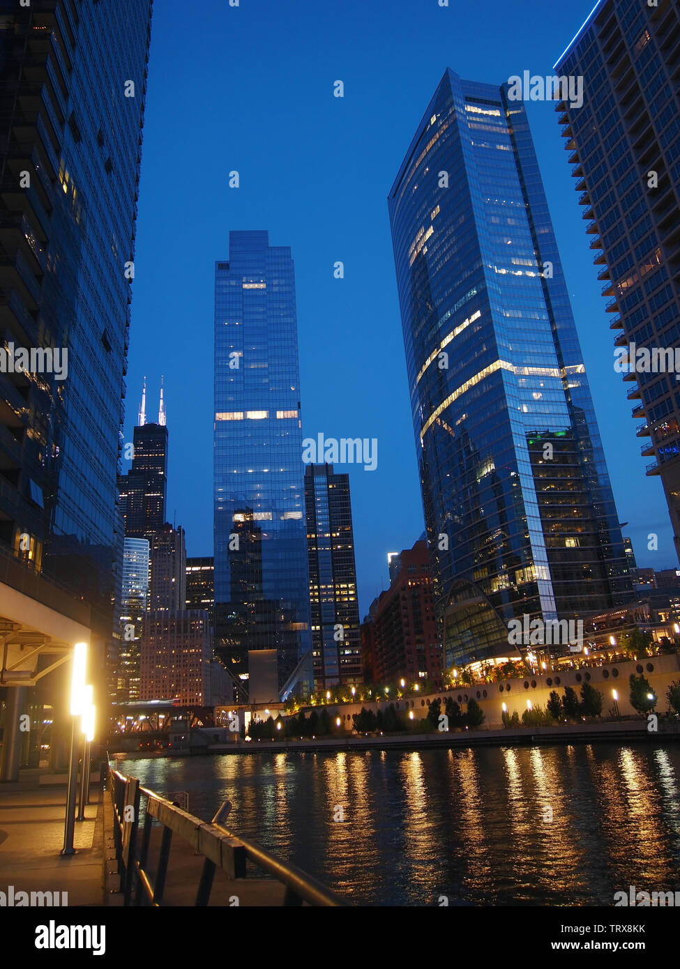 CHICAGO, ILLINOIS - 28 juillet 2018 : Quelques-unes des célèbres gratte-ciel de Chicago, y compris le point rivière étincelante, s'étendent le long de la longueur de la Chi Banque D'Images