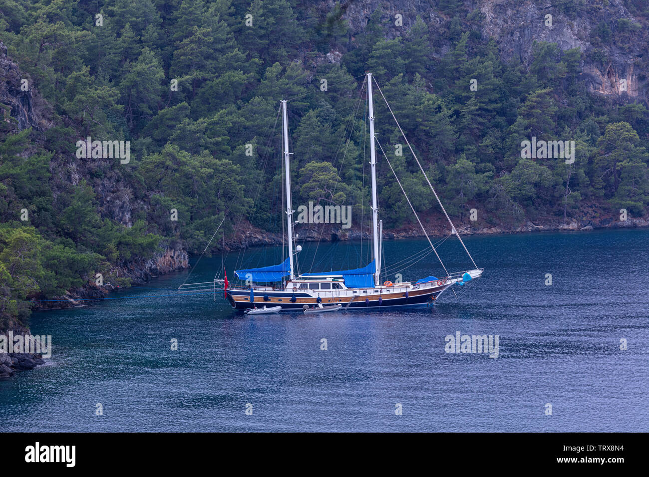 Un bain turc traditionnel en bois classique yacht de plaisance ancrés dans le système pantone dans la baie de Fethiye Fethiye dans la mer Méditerranée contre la backdr Banque D'Images