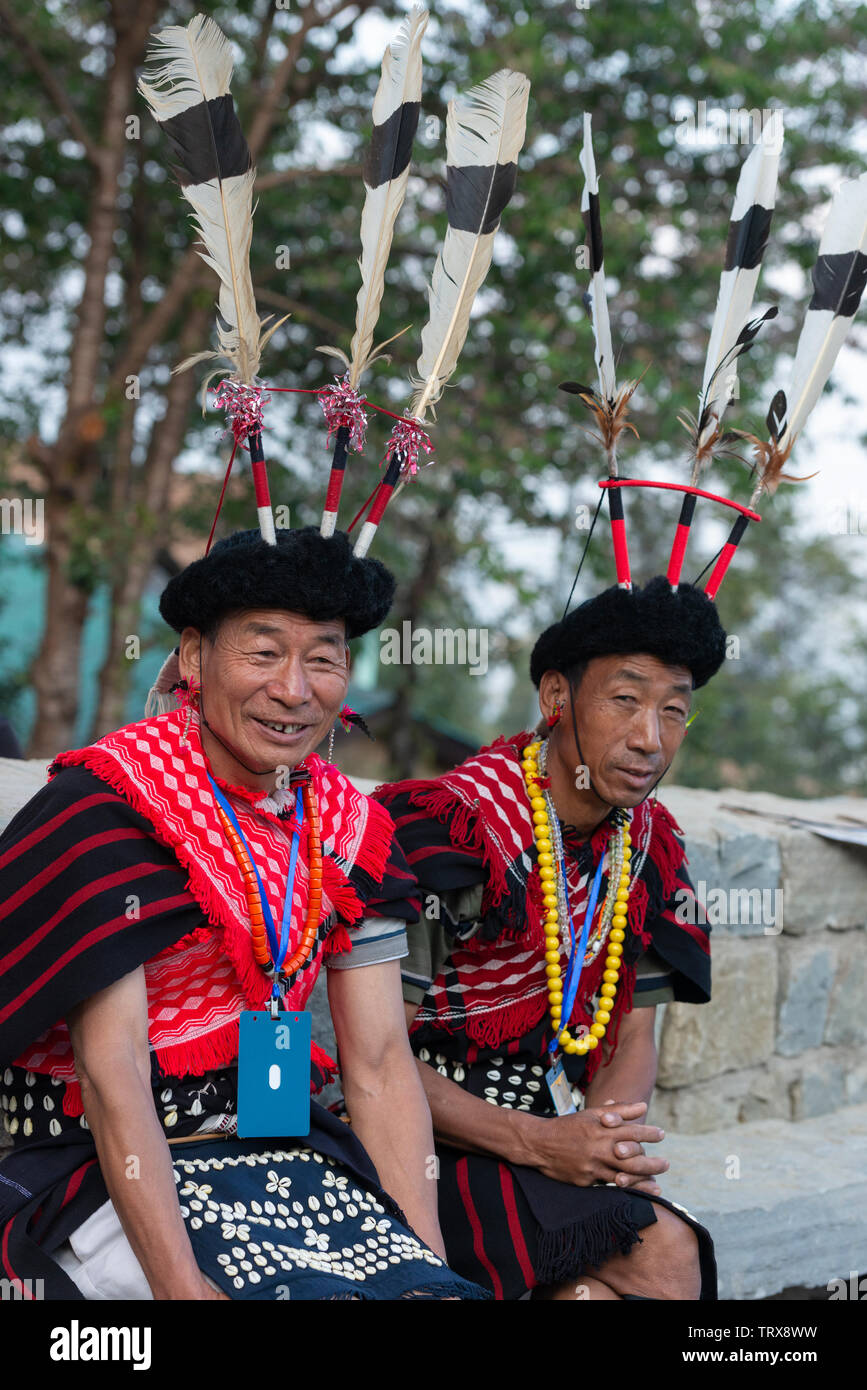 Hornbill Festival.Nagaland,Inde:1er décembre 2013 : la tribu Konyak Homme assis avec son collègue à Hornbill Festival. Banque D'Images