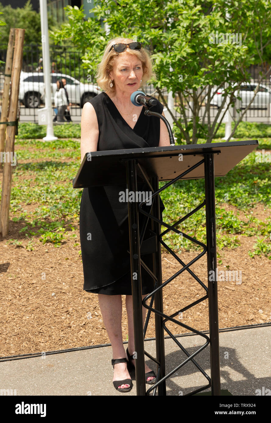 New York, NY - 12 juin 2019 : Alison Smale parle lors de la cérémonie de dédicace d'un jeune arbre pour commémorer l'héritage de Anne Frank et les six millions de tués pendant l'Holocauste au Siège de l'ONU Banque D'Images