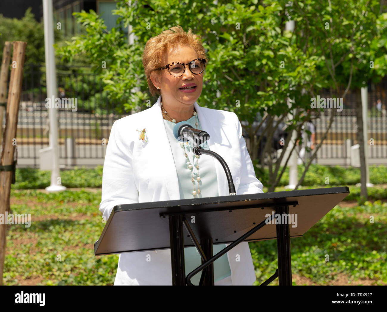 New York, NY - 12 juin 2019 : Catherine Pollard prend la parole à la cérémonie de dédicace d'un jeune arbre pour commémorer l'héritage de Anne Frank et les six millions de tués pendant l'Holocauste au Siège de l'ONU Banque D'Images