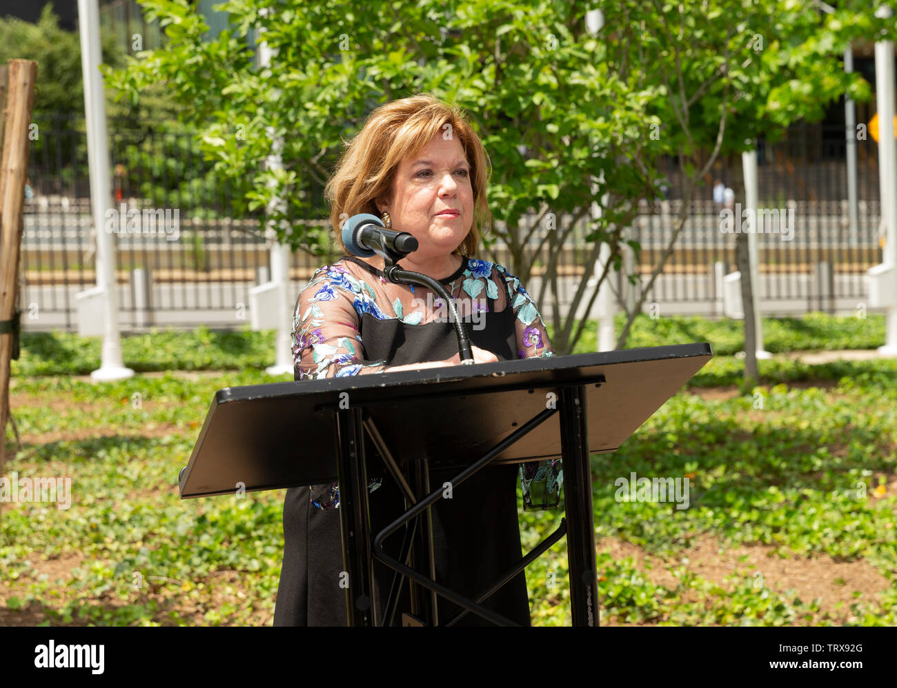New York, NY - 12 juin 2019 : Sharon Douglas parle lors de la cérémonie de dédicace d'un jeune arbre pour commémorer l'héritage de Anne Frank et les six millions de tués pendant l'Holocauste au Siège de l'ONU Banque D'Images