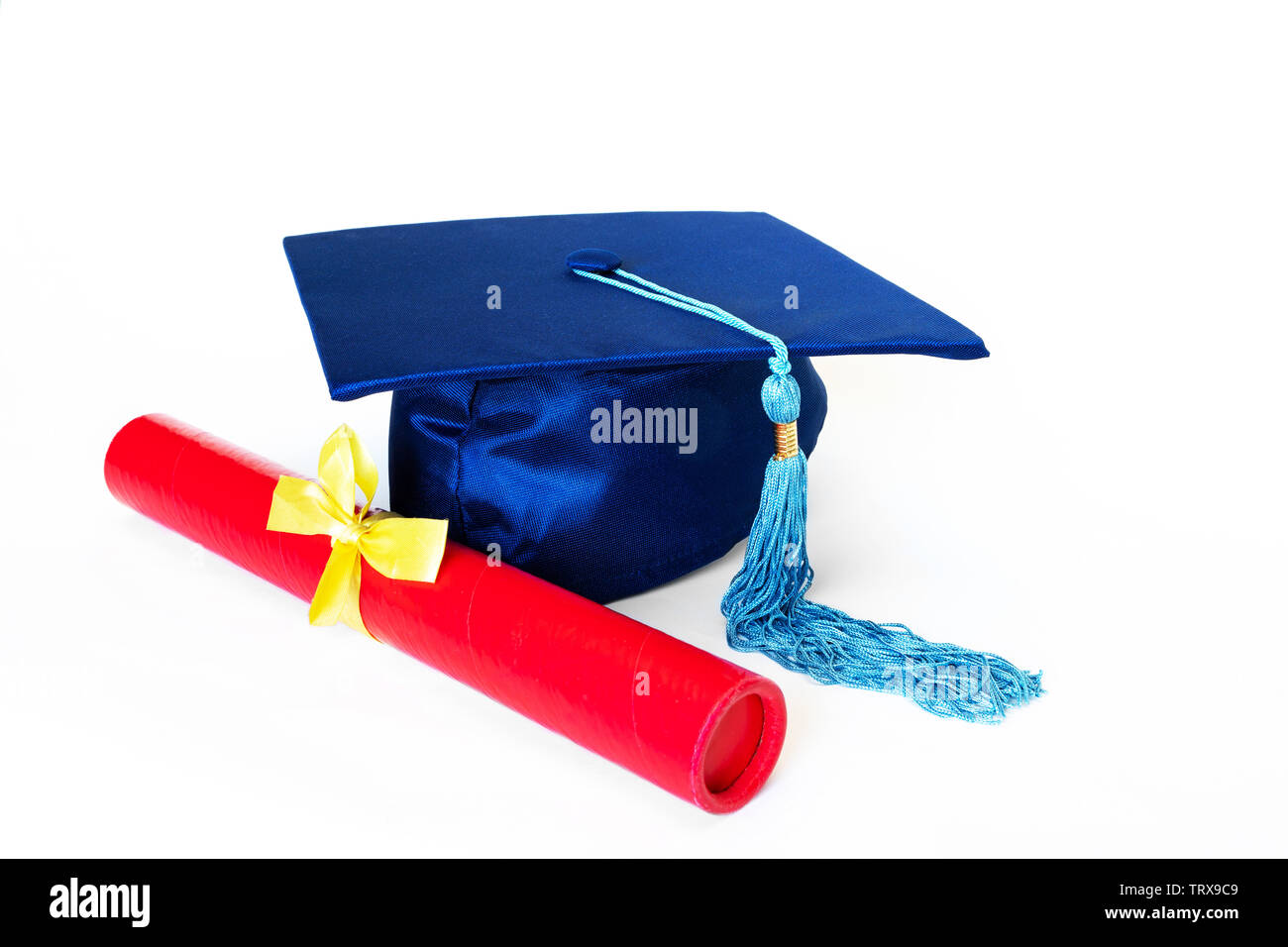 Graduation cap bleu ou mortier avec blue tassel et diplôme en cas de ruban jaune, isolé sur fond blanc. Banque D'Images