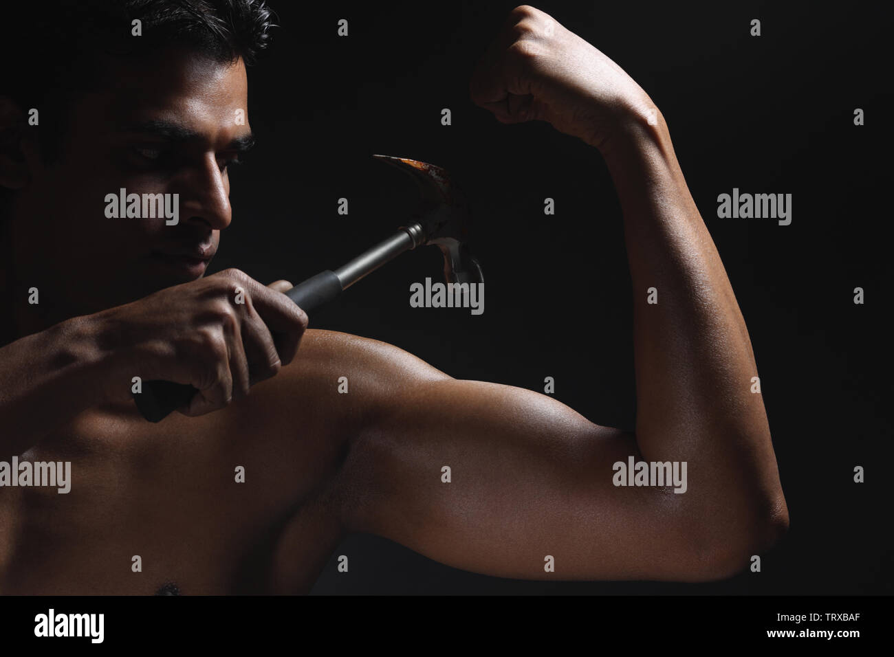 Muscle indien homme bicep montrant muscle Banque de photographies et  d'images à haute résolution - Alamy