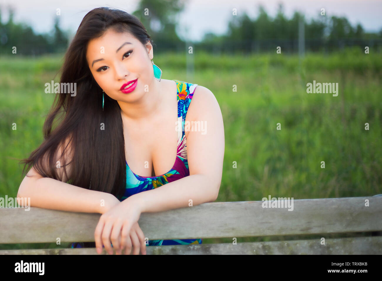 Belle jeune femme asiatique en plein air au parc Banque D'Images