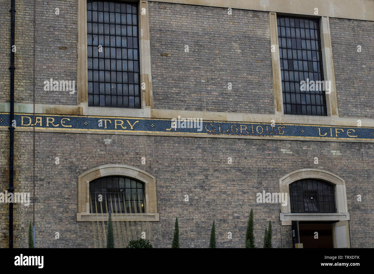 Osez essayer une vie glorieuse message sur l'église Saint John's à Waterloo Londres en mosaïques avec vitraux Banque D'Images