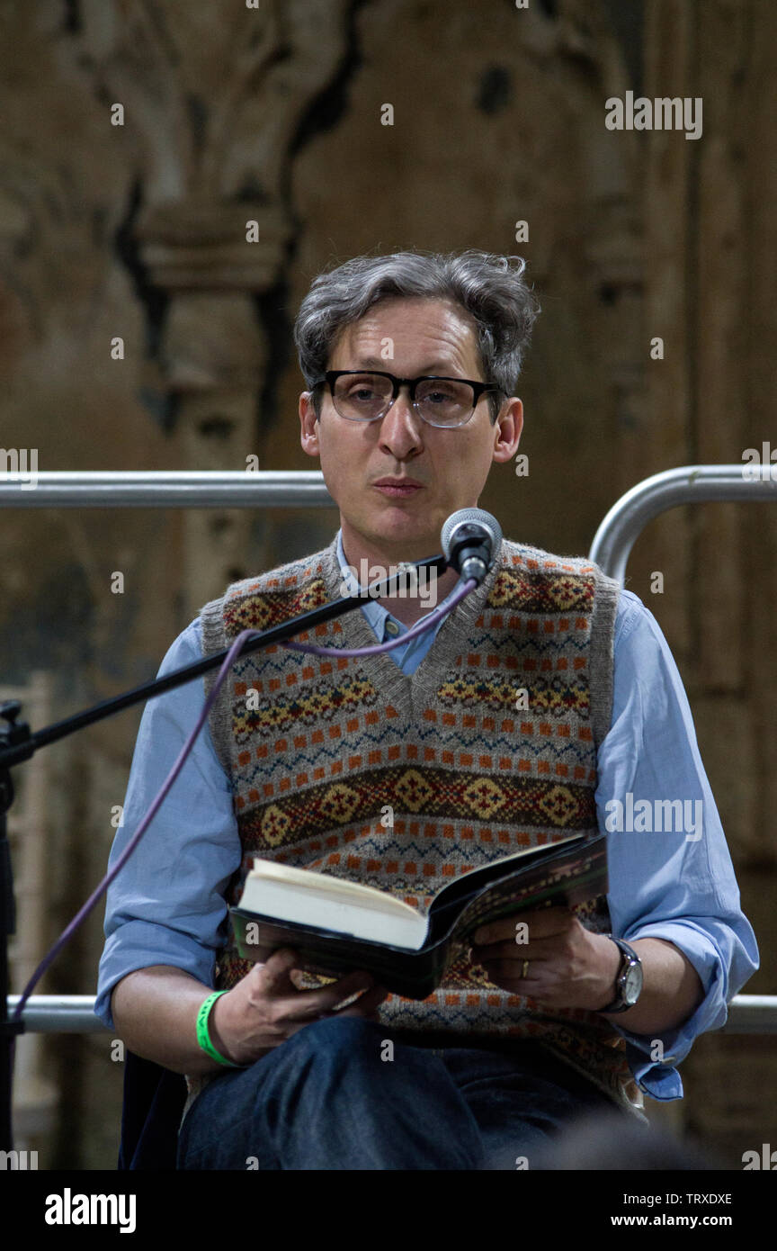 Auteur Richard King dans l'Abney Park Cemetery chapelle mortuaire parle de son livre au Festival littéraire de Stoke Newington 2019 Banque D'Images