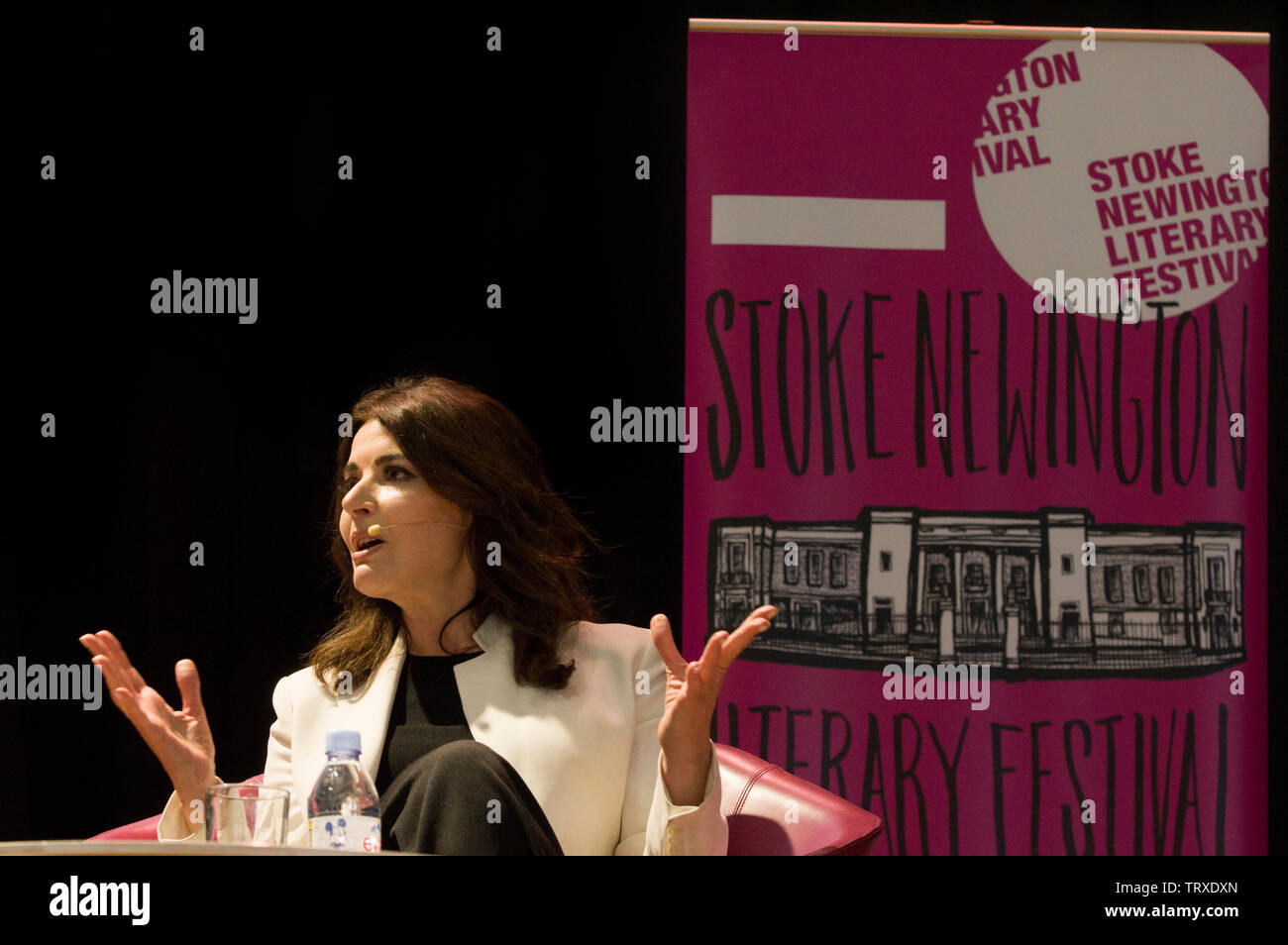 Télévision Celebrity chef Nigella Lawson sur la scène du Festival littéraire de Stoke Newington 2019 discuter de sa carrière dans le journalisme, la cuisine et les livres de cuisine Banque D'Images