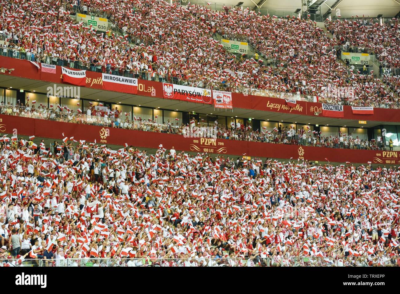 Varsovie, Pologne - 10 juin 2019 : qualifications Euro 2020 match Pologne - Israël 4:0. Les partisans de la Pologne avec les petits drapeaux nationaux. Banque D'Images