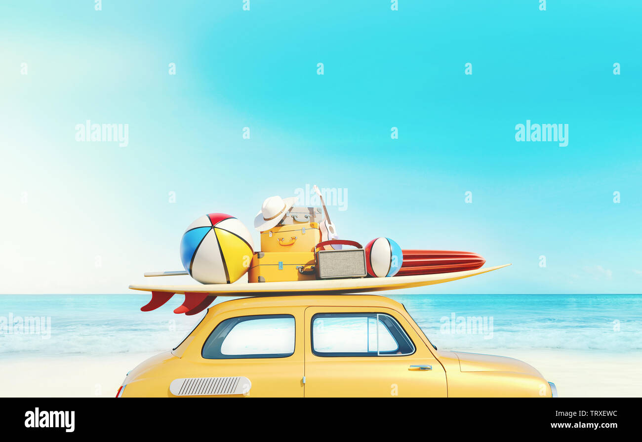 Petite voiture rétro avec des bagages, des bagages et des équipements de plage sur le toit, entièrement emballé, prêt pour les vacances d'été, le concept d'un voyage en voiture avec la famille et Banque D'Images