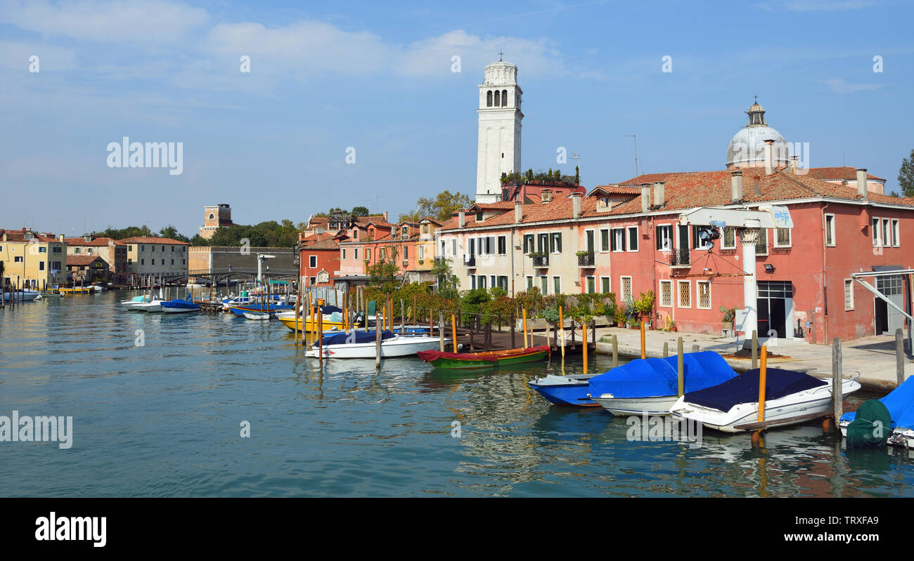 L'île de San Pietro avec sa curieuse Tour de Pise, Venise. Banque D'Images