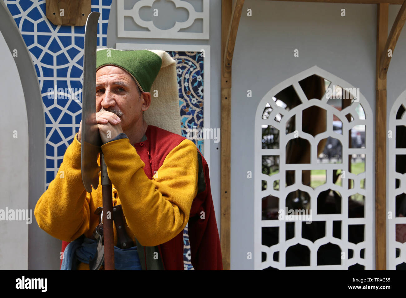 Des janissaires de l'Empire ottoman qui montent la garde près de palais du Sultan au cours de Moscou festival historique fois et les époques. La vie turque du 18ème siècle Banque D'Images