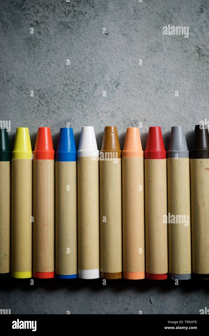 Groupe des crayons de cire sur une table. Banque D'Images