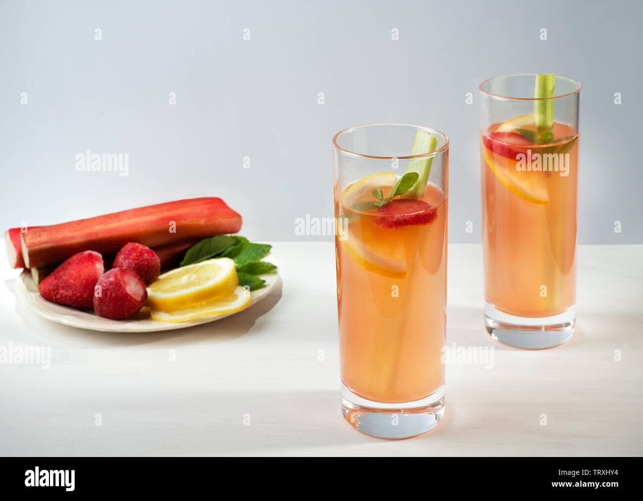 Limonade bio faits maison avec des fraises, rhubarbe et menthe et dans deux verres sur le fond en bois. Boisson aromatisée naturelle saine. Banque D'Images