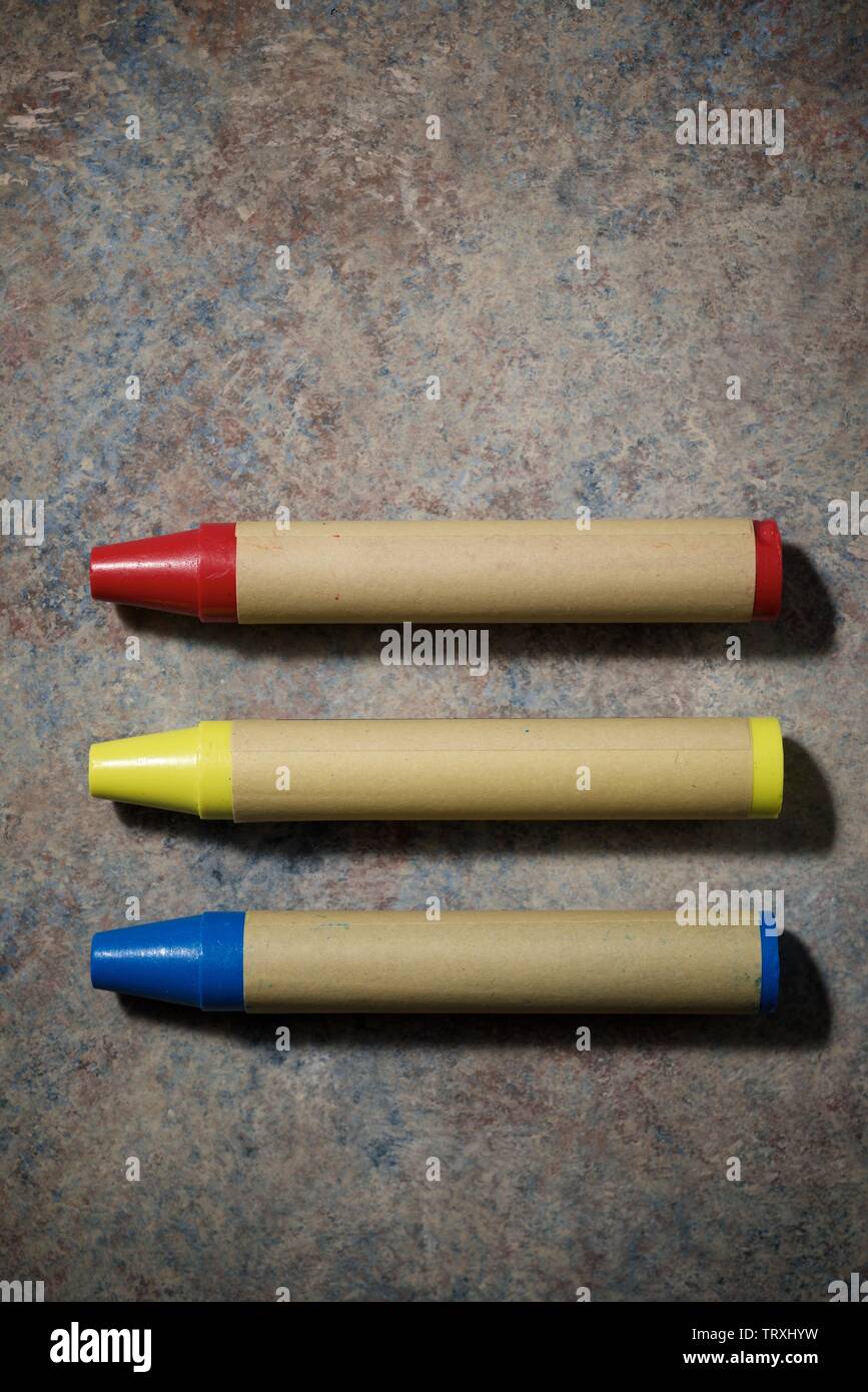 Groupe des crayons de cire sur une table. Banque D'Images