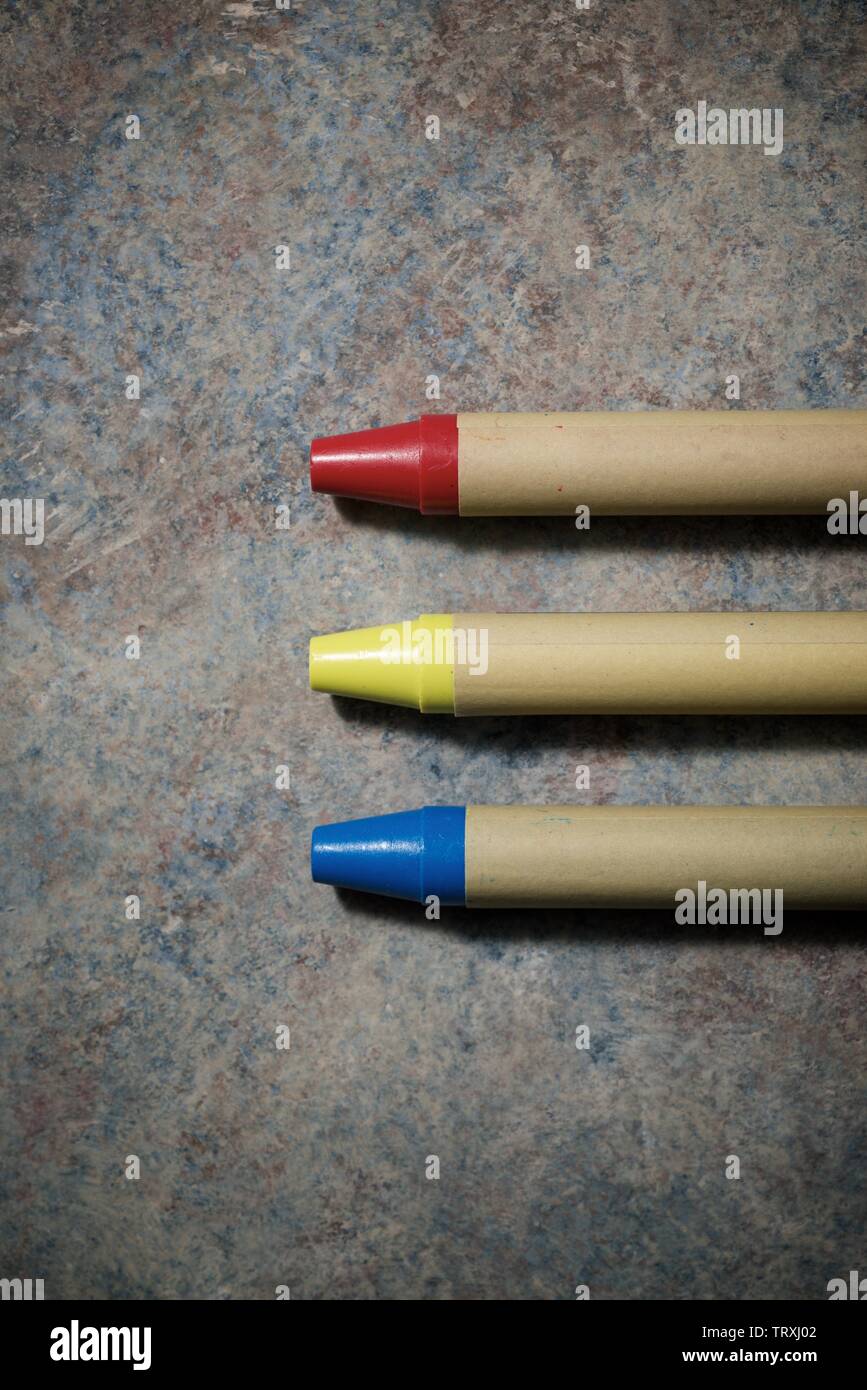 Groupe des crayons de cire sur une table. Banque D'Images