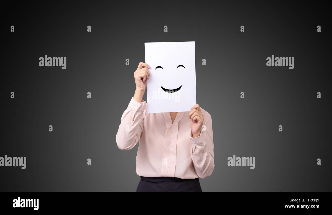 Businesswoman holding une carte avec l'élaboration d'expressions du visage illustrations émotion face à ses sentiments sur papier blanc Banque D'Images