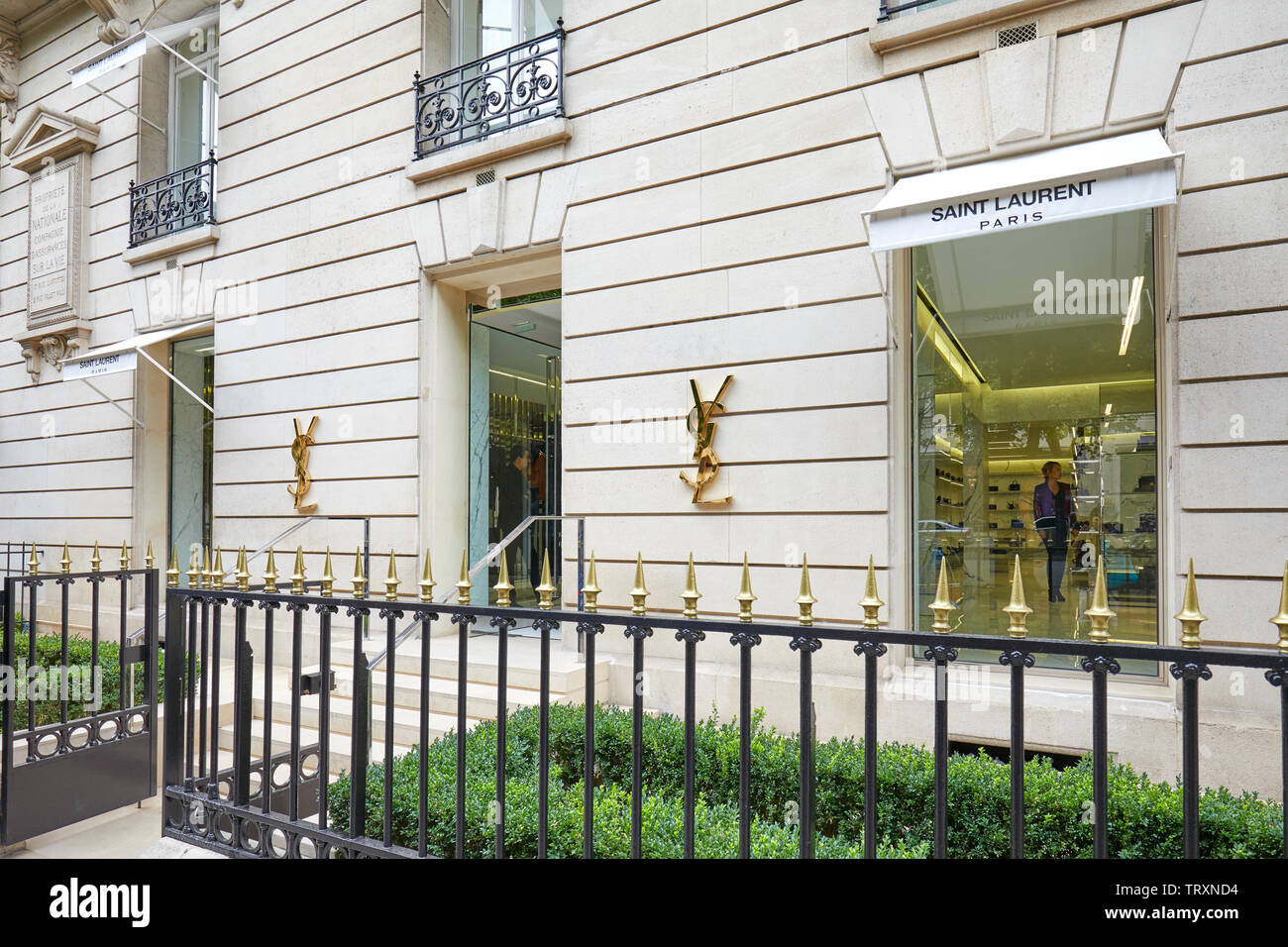 Yves saint laurent fashion shop Banque de photographies et d'images à haute  résolution - Alamy