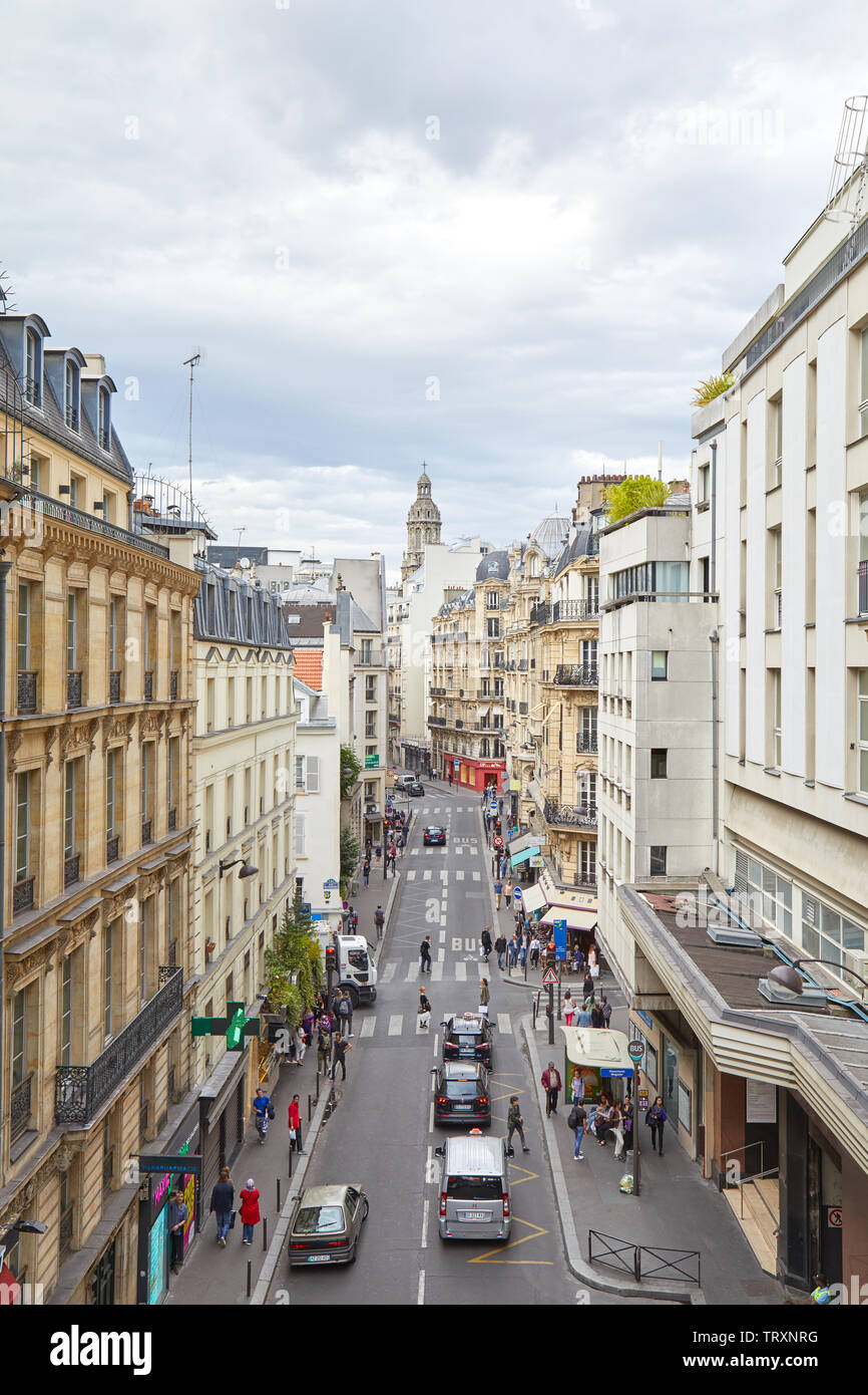 PARIS, FRANCE - 22 juillet 2017 : Paris typique street, high angle view avec les gens et les voitures en France Banque D'Images