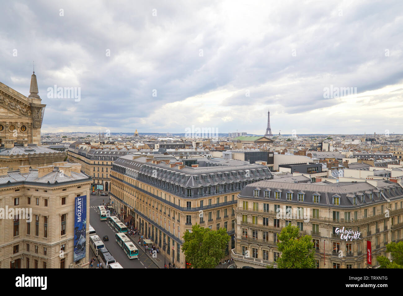 PARIS, FRANCE - 22 juillet 2017 : vue sur les toits de Paris et la Tour Eiffel vu de Galeries Lafayette exposée dans un jour nuageux en France Banque D'Images