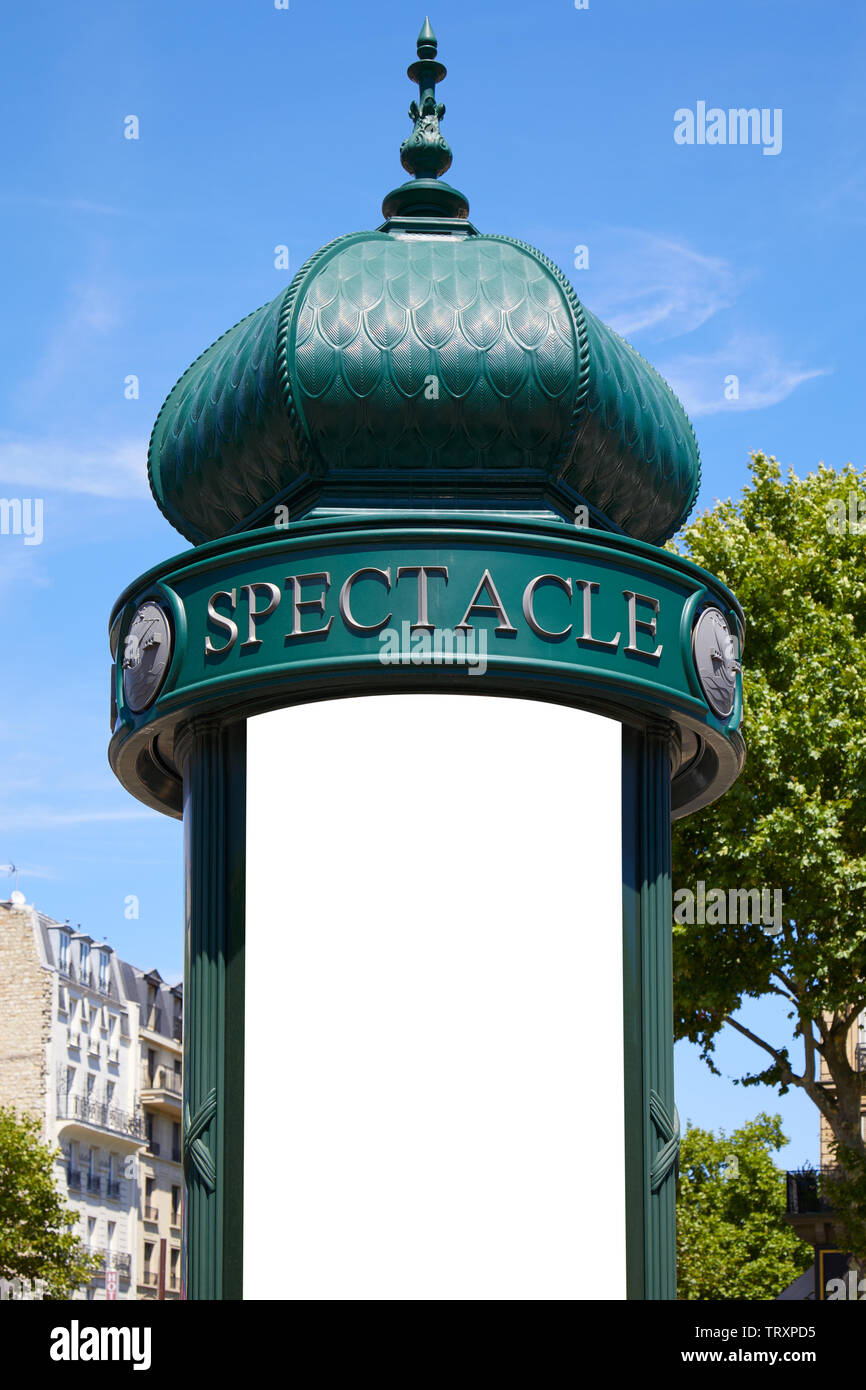 La publicité verte typique ou colonne colonne Morris avec l'espace vierge à Paris en un jour d'été ensoleillé en France Banque D'Images