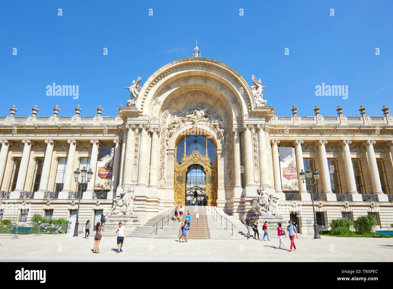 PARIS, FRANCE - 21 juillet 2017 : Petit Palais et les gens marcher dans une journée ensoleillée, ciel bleu clair à Paris, France. Banque D'Images