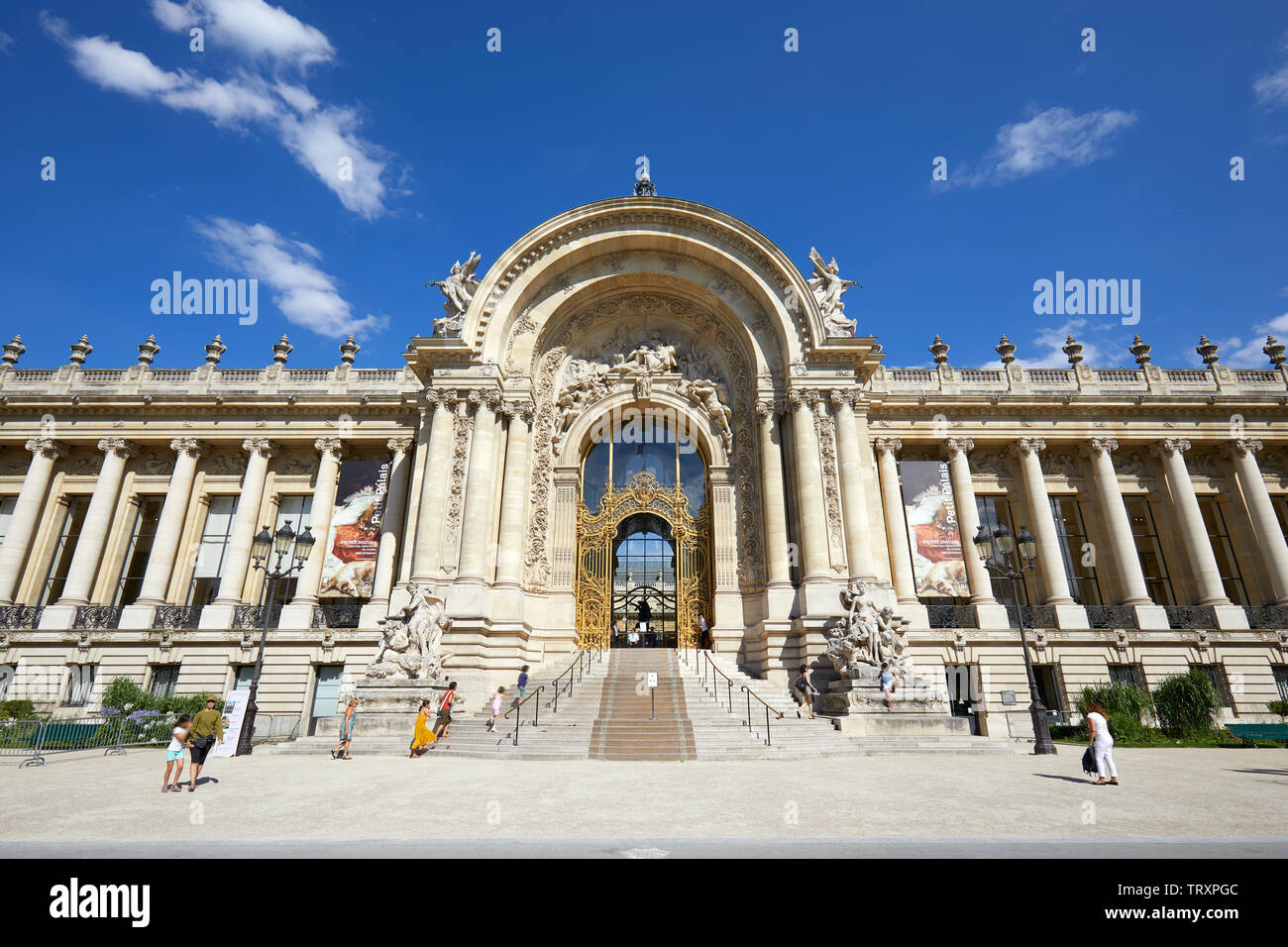 PARIS, FRANCE - 21 juillet 2017 : Petit Palais avec des gens dans une journée ensoleillée, ciel bleu clair à Paris, France. Banque D'Images