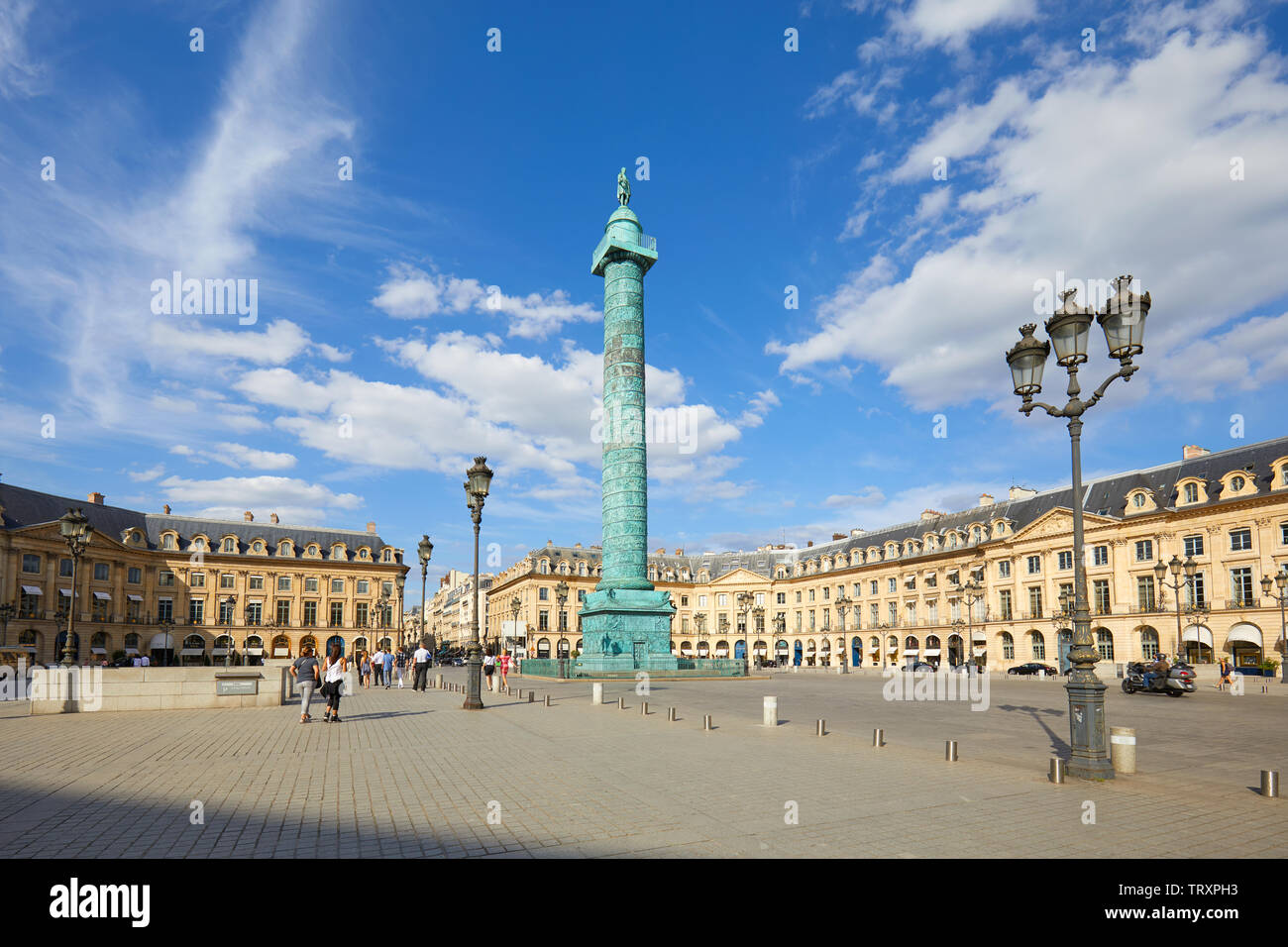 PARIS, FRANCE - 21 juillet 2017 : Place Vendôme avec les gens et les touristes dans une journée ensoleillée, ciel bleu à Paris, France. Banque D'Images