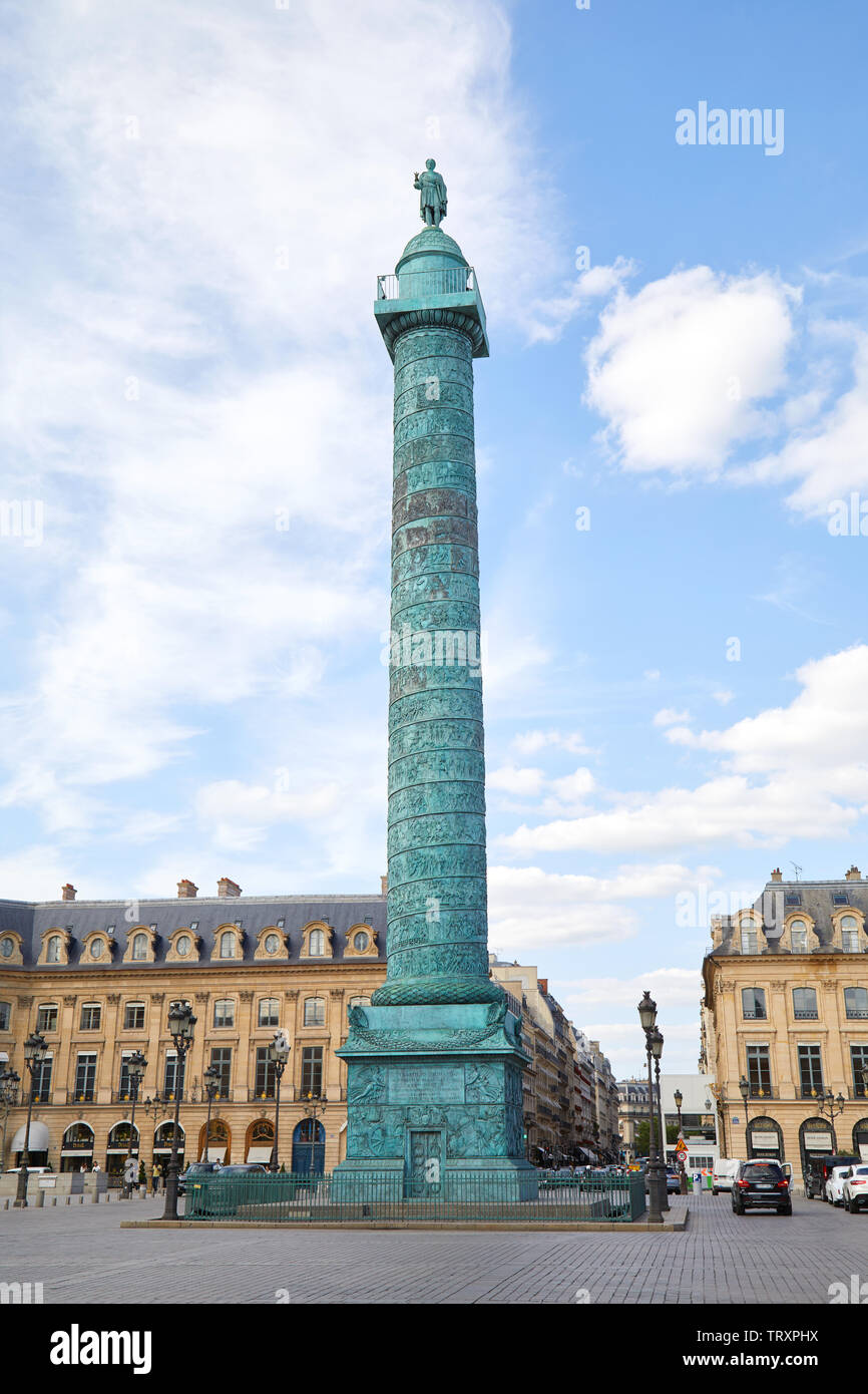 PARIS, FRANCE - 21 juillet 2017 : la Place Vendôme et la colonne en été à Paris, France. Banque D'Images