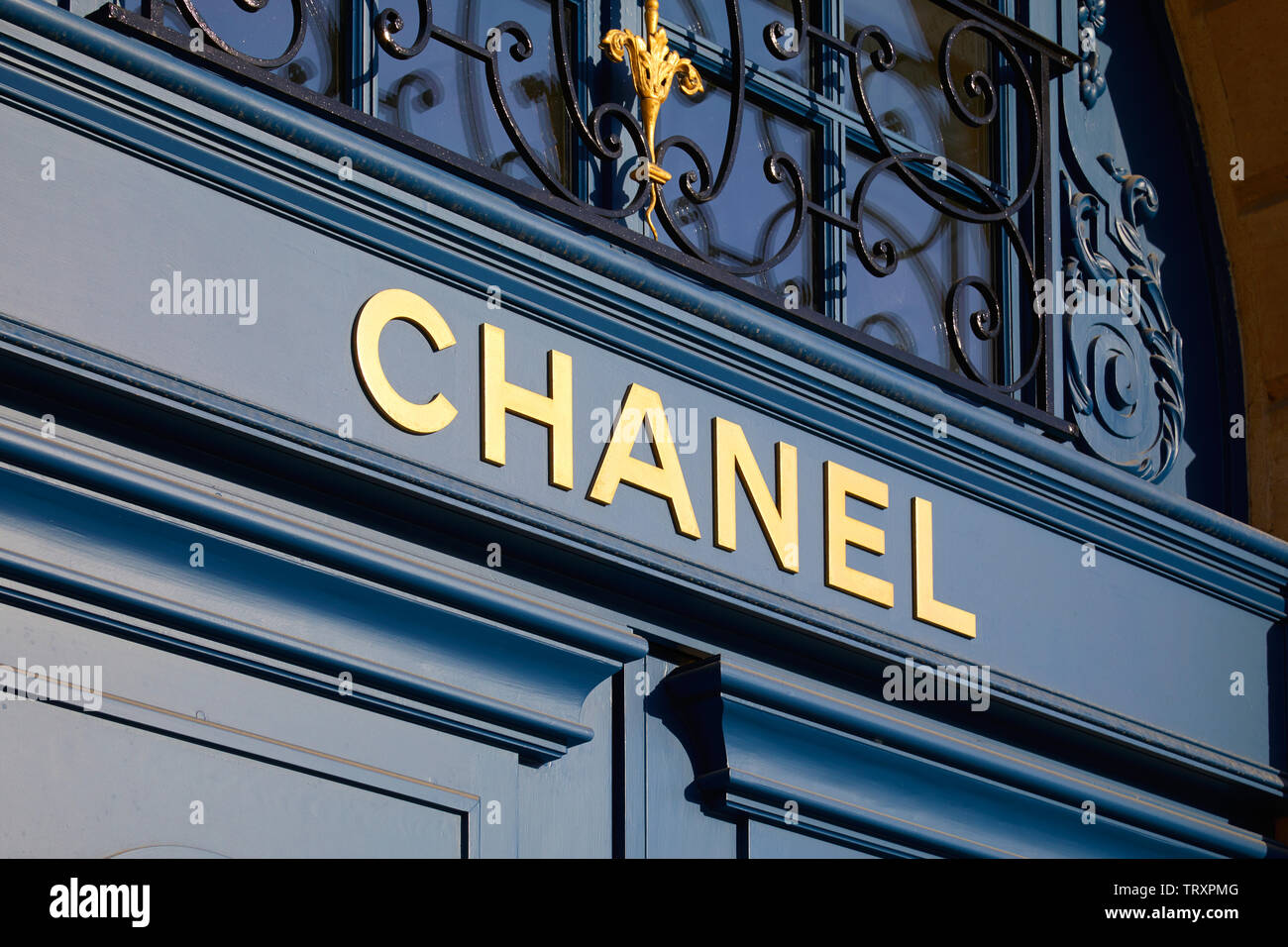 PARIS, FRANCE - 21 juillet 2017 : de luxe chanel store se connecter sur bleu porte en place Vendôme à Paris, France. Banque D'Images