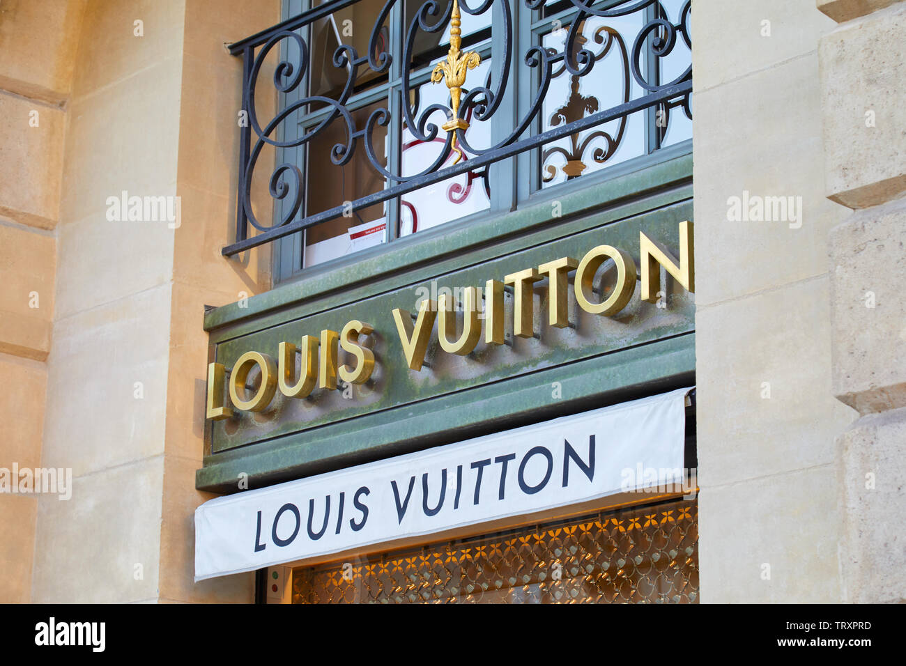 PARIS, FRANCE - 21 juillet 2017 : Louis Vuitton luxury store se connecter place Vendôme à Paris, France. Banque D'Images